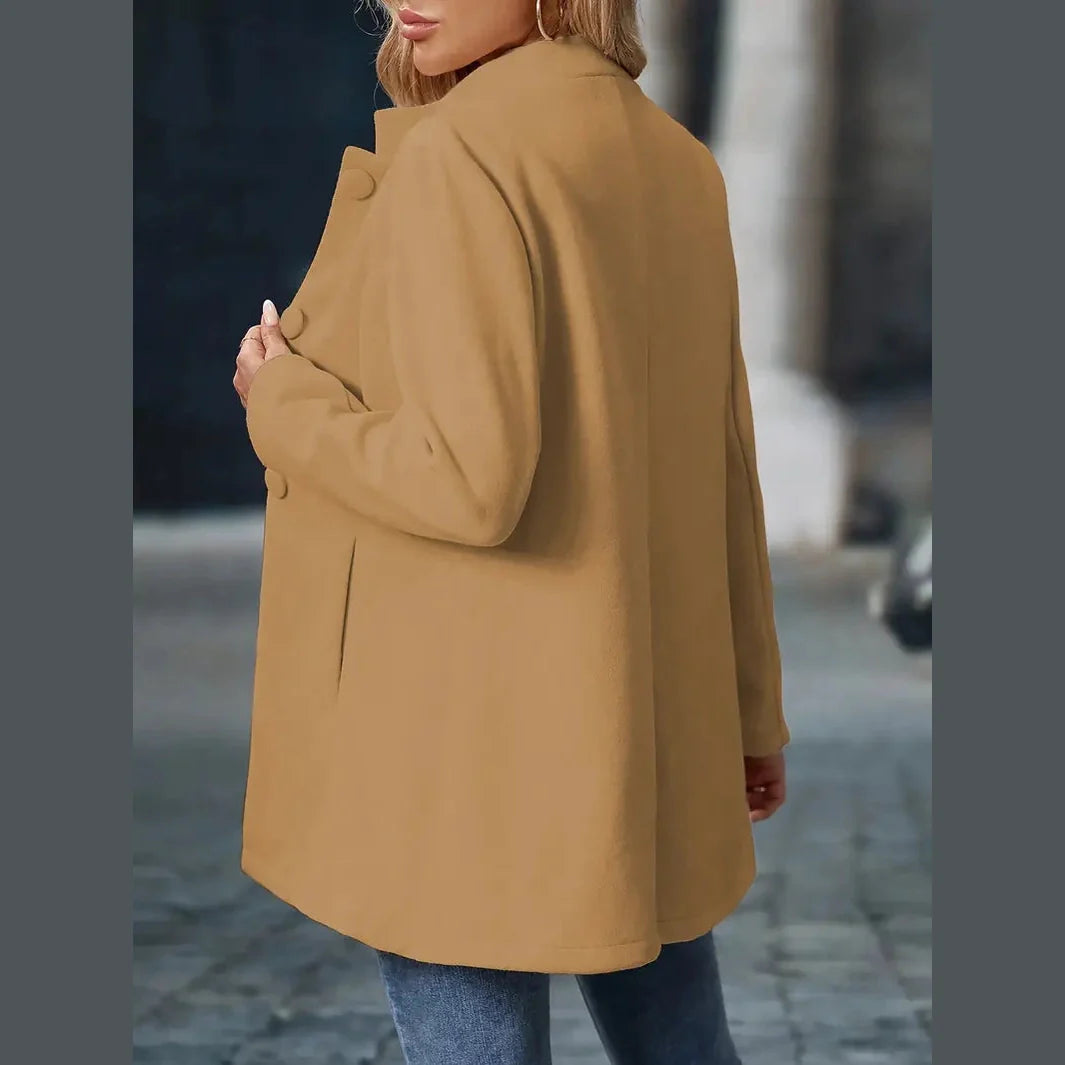 Amara – Modisch Enkelknappet Blazer