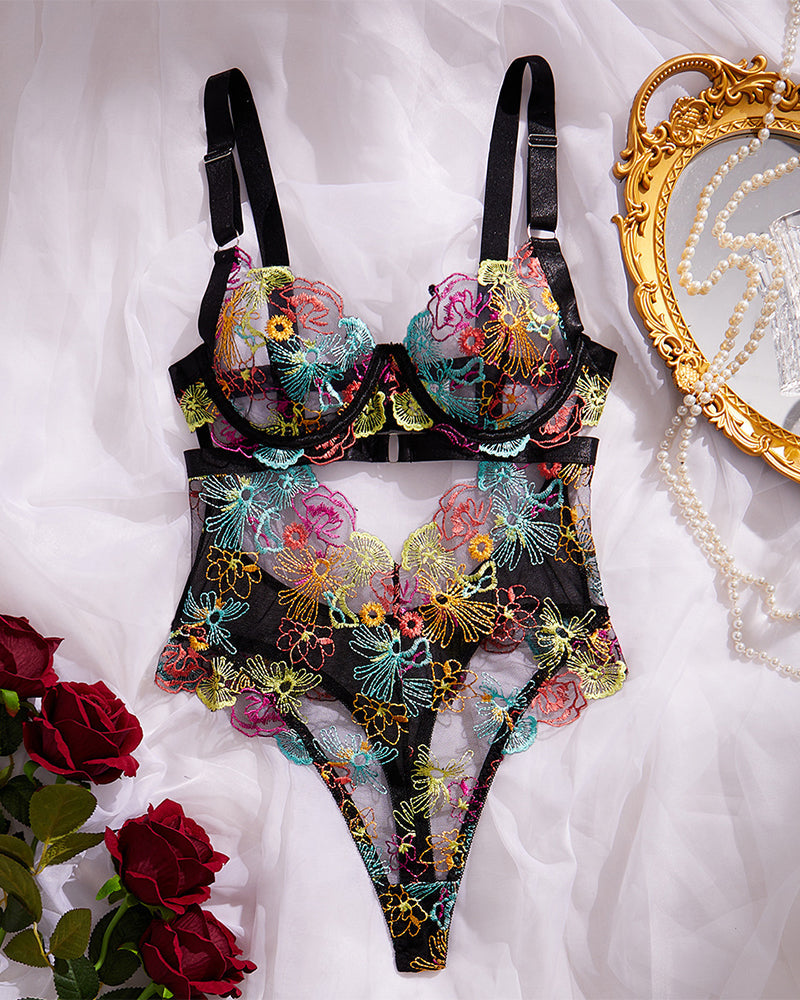 Monica™ | Elegant Mesh Lingerie Set med Blumenbroderi og Udskårne Detaljer