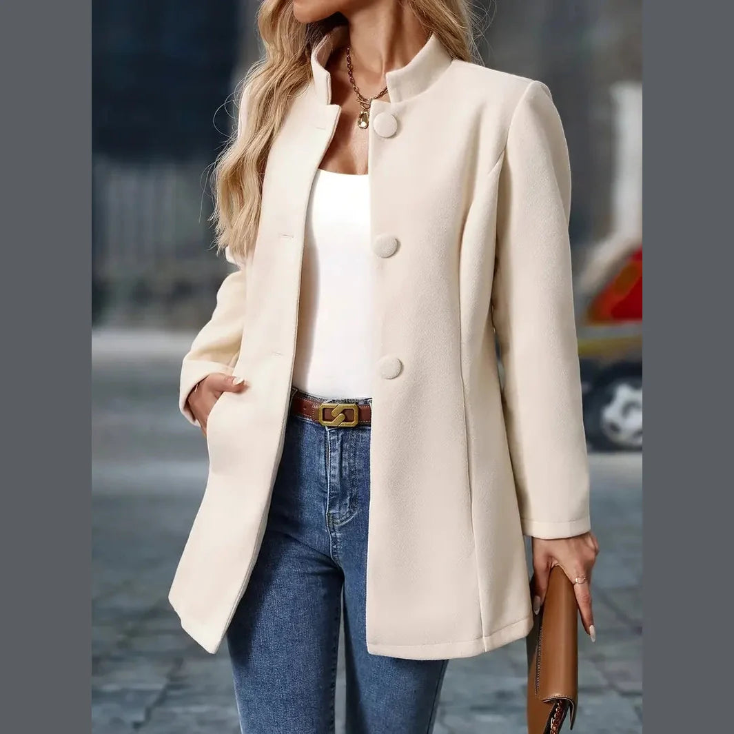 Amara – Modisch Enkelknappet Blazer