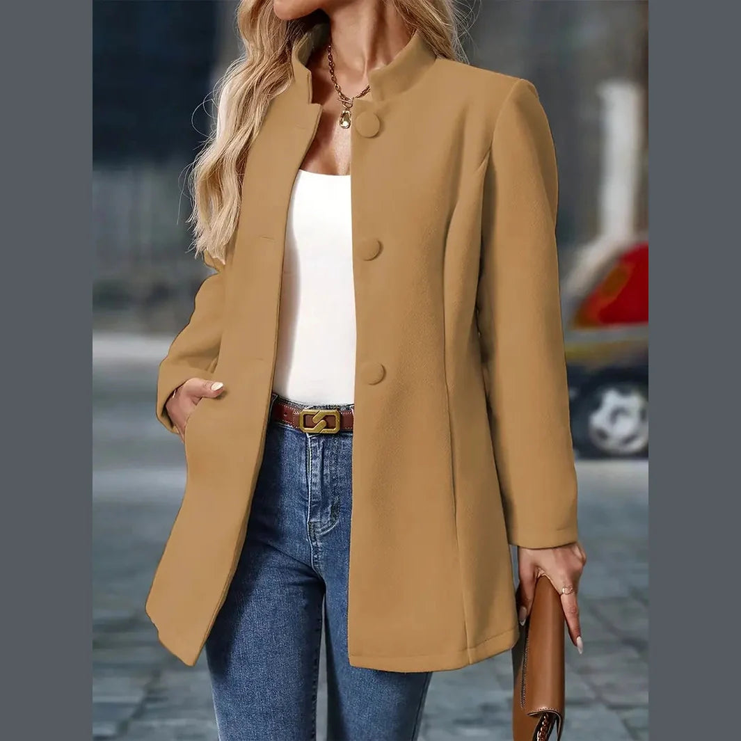 Amara – Modisch Enkelknappet Blazer