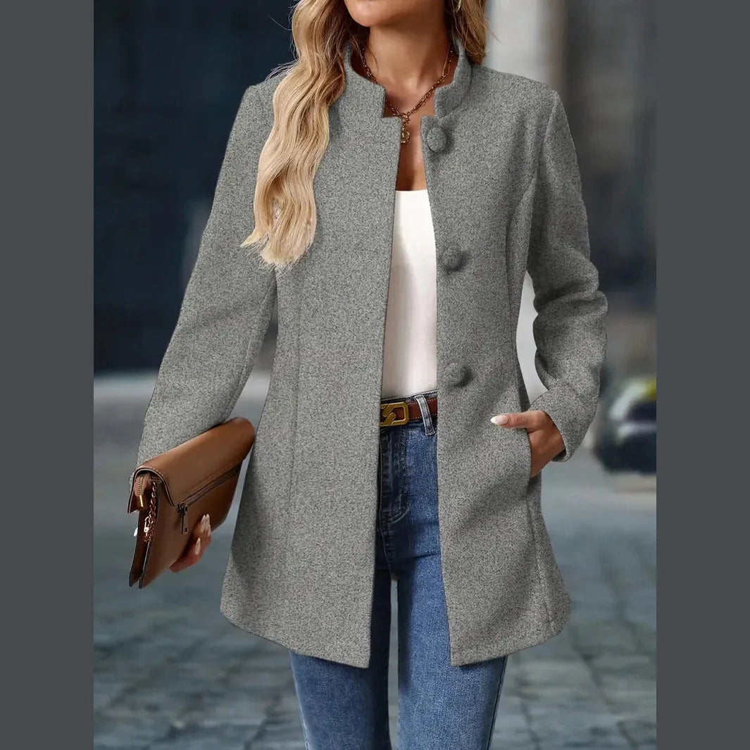 Amara – Modisch Enkelknappet Blazer