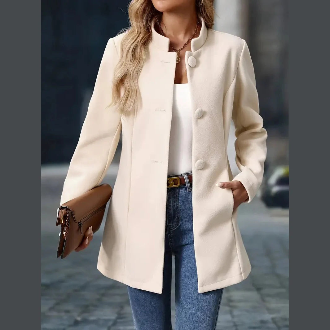 Amara – Modisch Enkelknappet Blazer