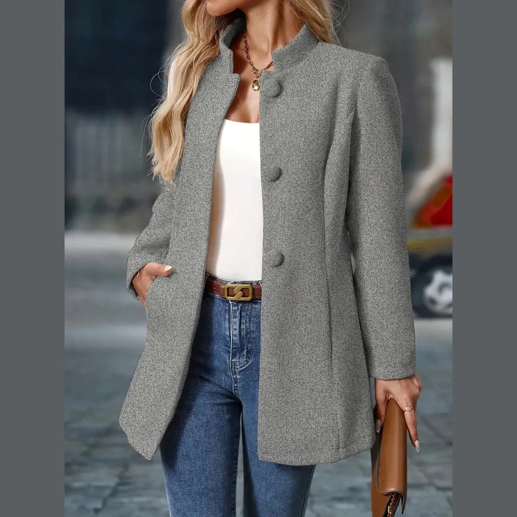 Amara – Modisch Enkelknappet Blazer