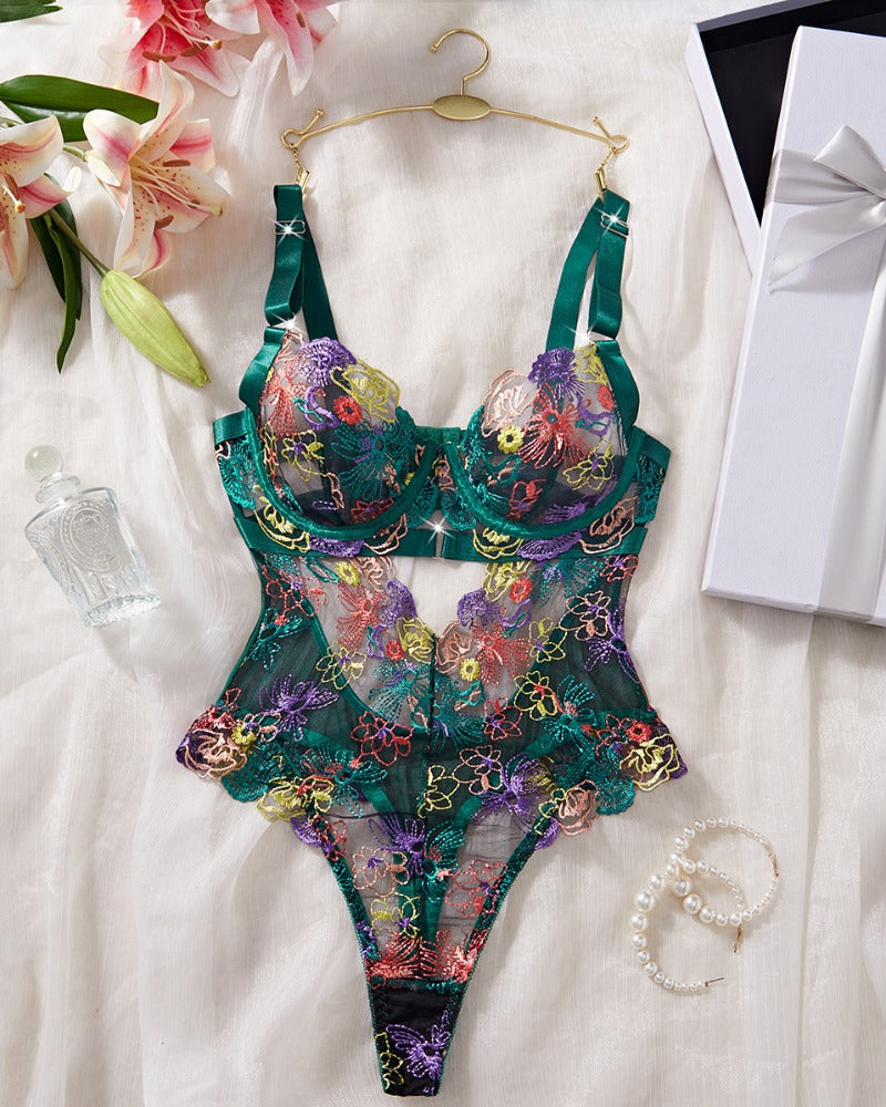 Monica™ | Elegant Mesh Lingerie Set med Blumenbroderi og Udskårne Detaljer