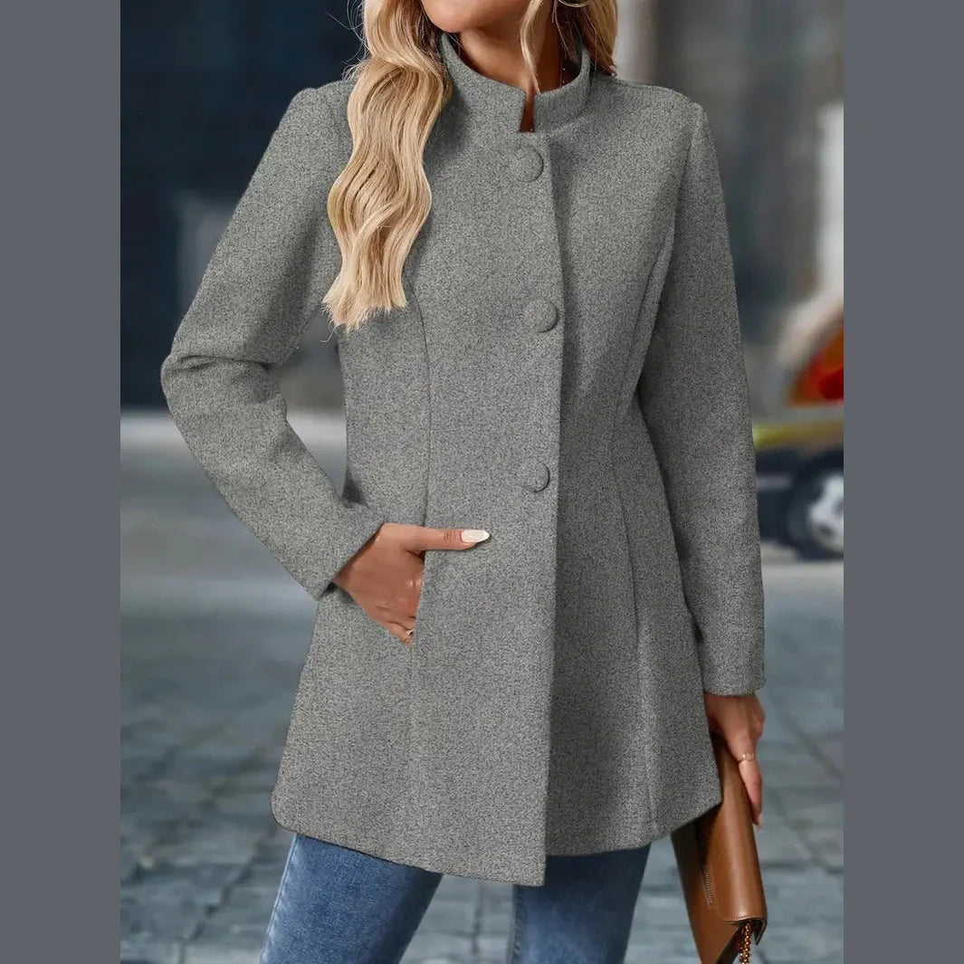 Amara – Modisch Enkelknappet Blazer