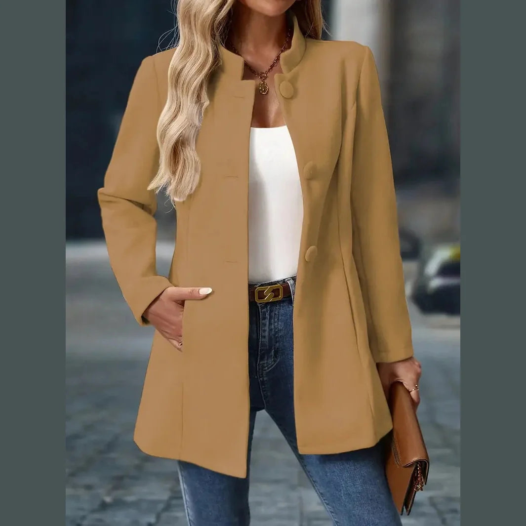 Amara – Modisch Enkelknappet Blazer