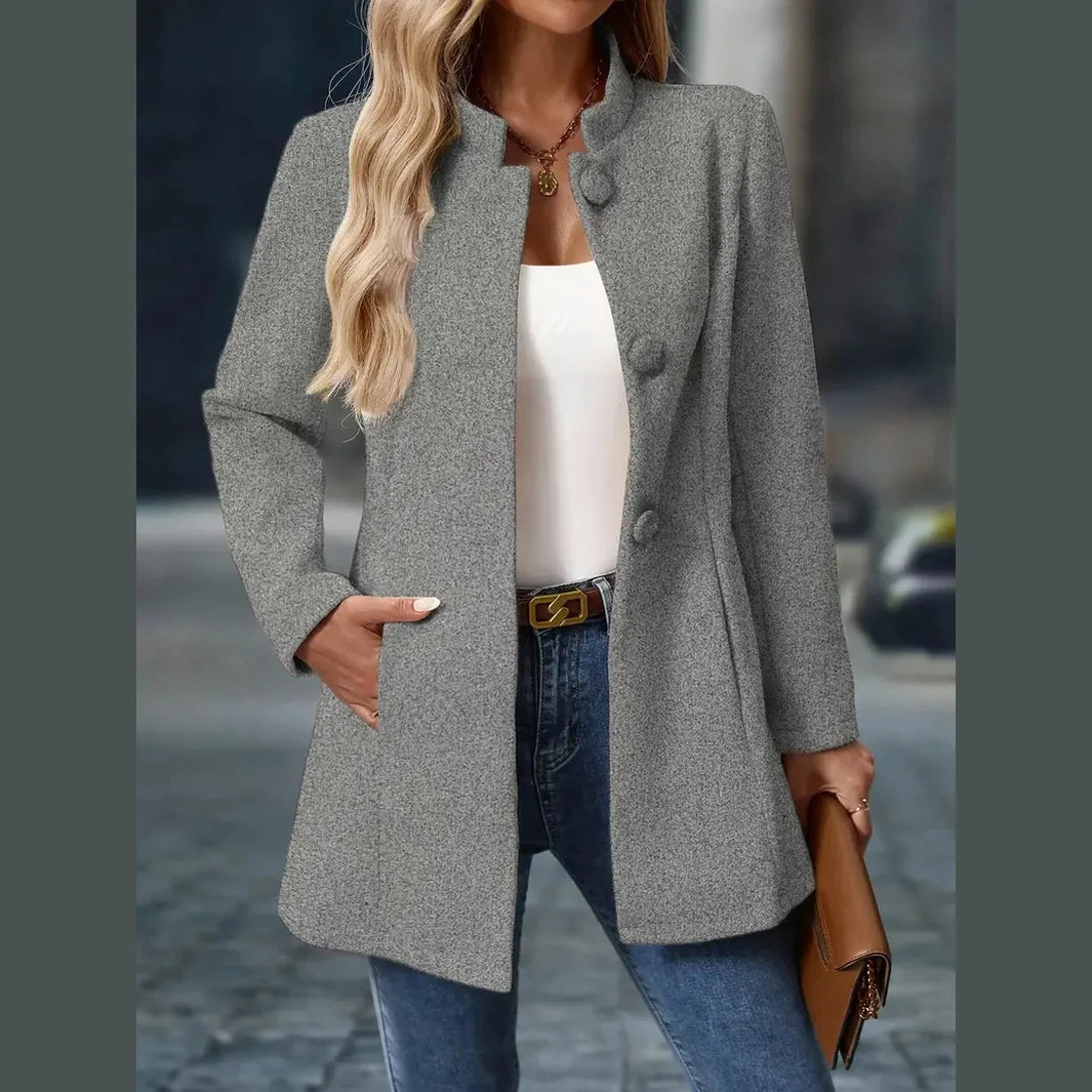 Amara – Modisch Enkelknappet Blazer