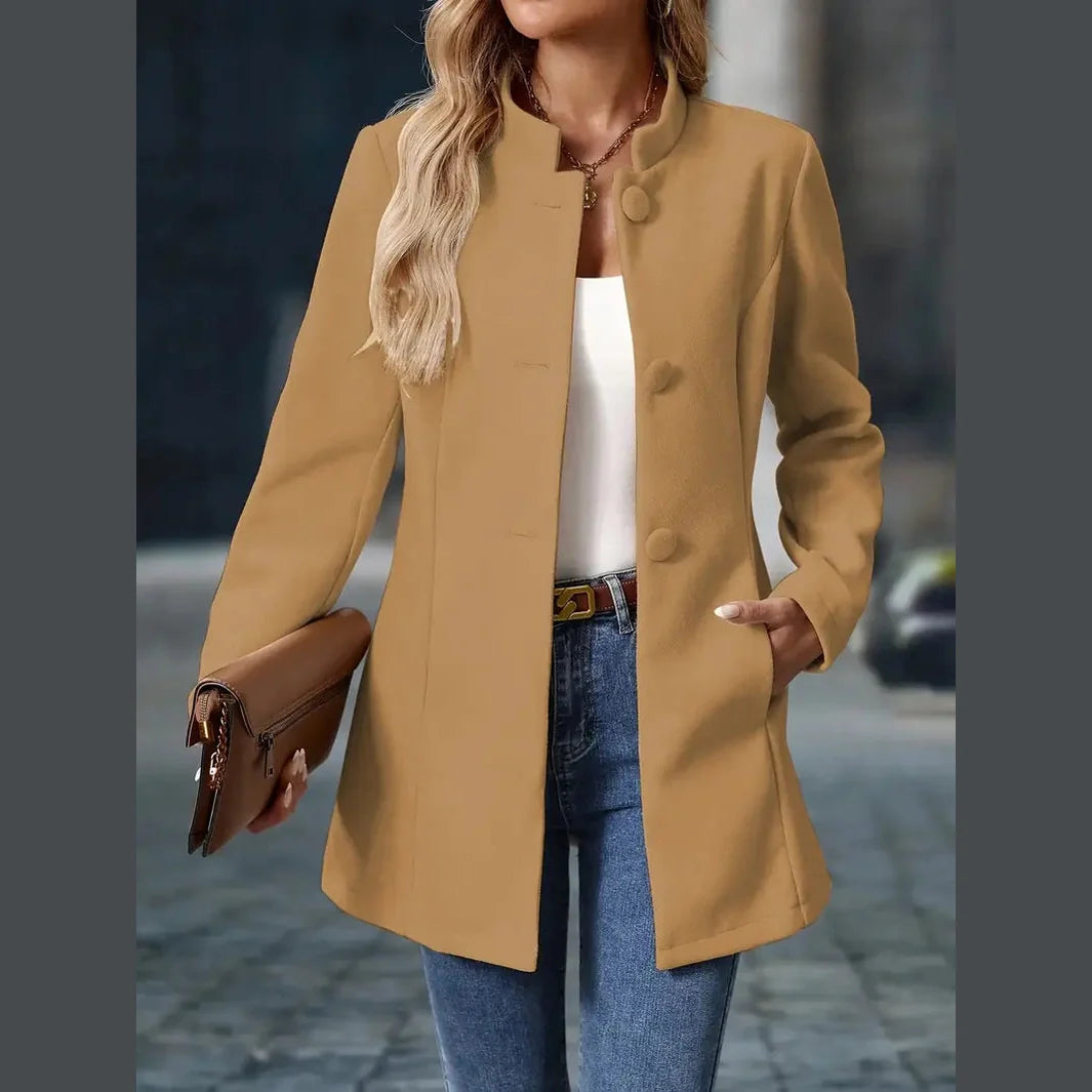 Amara – Modisch Enkelknappet Blazer